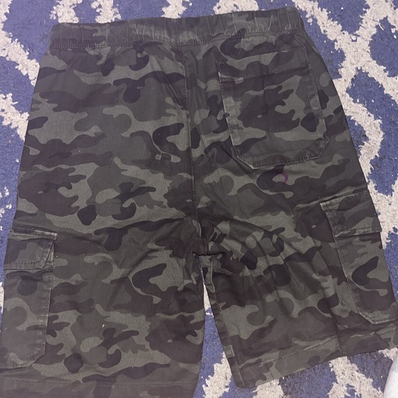 Old navy youth camo shorts size 14-16 - Picture 2 of 4